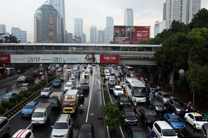 Sejumlah kendaraan terjebak kemacetan di Jalan Gatot Subroto, Jakarta, Kamis (13/10/2016)