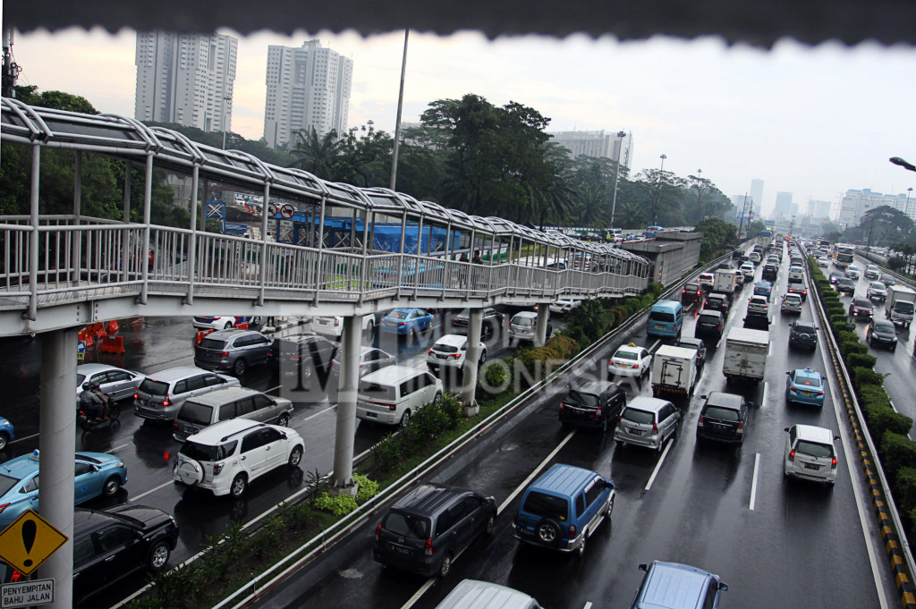 Sejumlah kendaraan terjebak kemacetan di Jalan Gatot Subroto, Jakarta, Kamis (13/10/2016)
