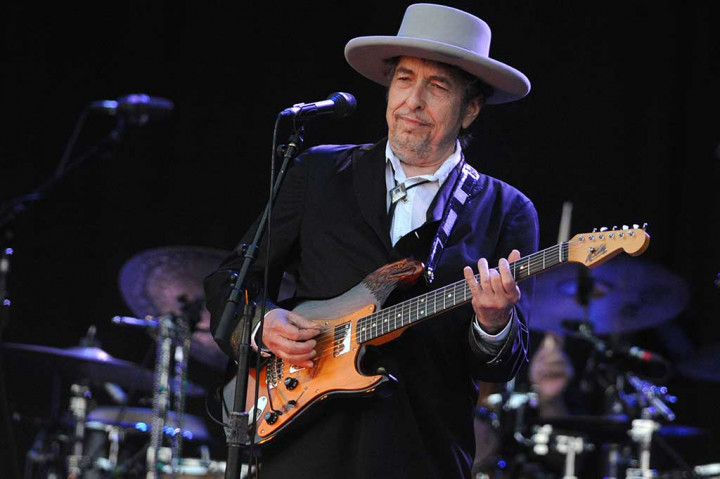 Bob Dylan (75), yang meraih penghargaan itu karena 'menciptakan ungkapan puitik baru dalam tradisi musik Amerika', sekarang bisa disejajarkan dengan Winston Churchill, Thomas Mann dan Rudyard Kipling sebagai peraih Nobel.