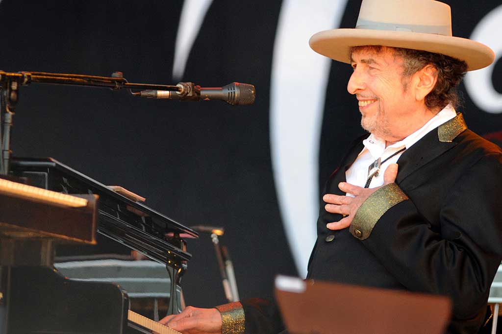 Lagu Dylan, seperti, 'Blowin' in the Wind', 'The Times They Are a-Changin', 'Subterranean Homesick Blues' dan 'Like a Rolling Stone' menangkap semangat pemberontakan, perlawanan dan kemerdekaan.