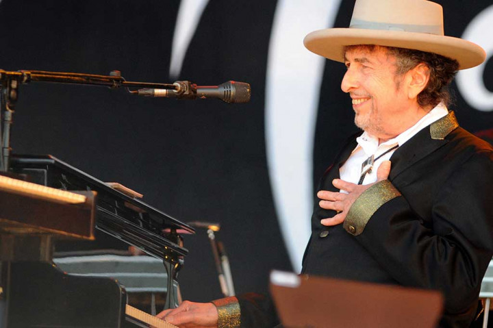 Lagu Dylan, seperti, 'Blowin' in the Wind', 'The Times They Are a-Changin', 'Subterranean Homesick Blues' dan 'Like a Rolling Stone' menangkap semangat pemberontakan, perlawanan dan kemerdekaan.