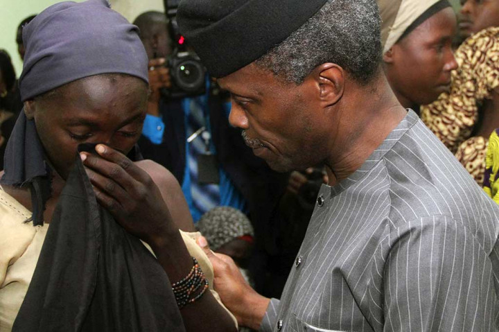 Wapres Nigeria Yemi Osinbajo menghibur salah satu dari 21 gadis Chibok yang dibebaskan Boko Haram.