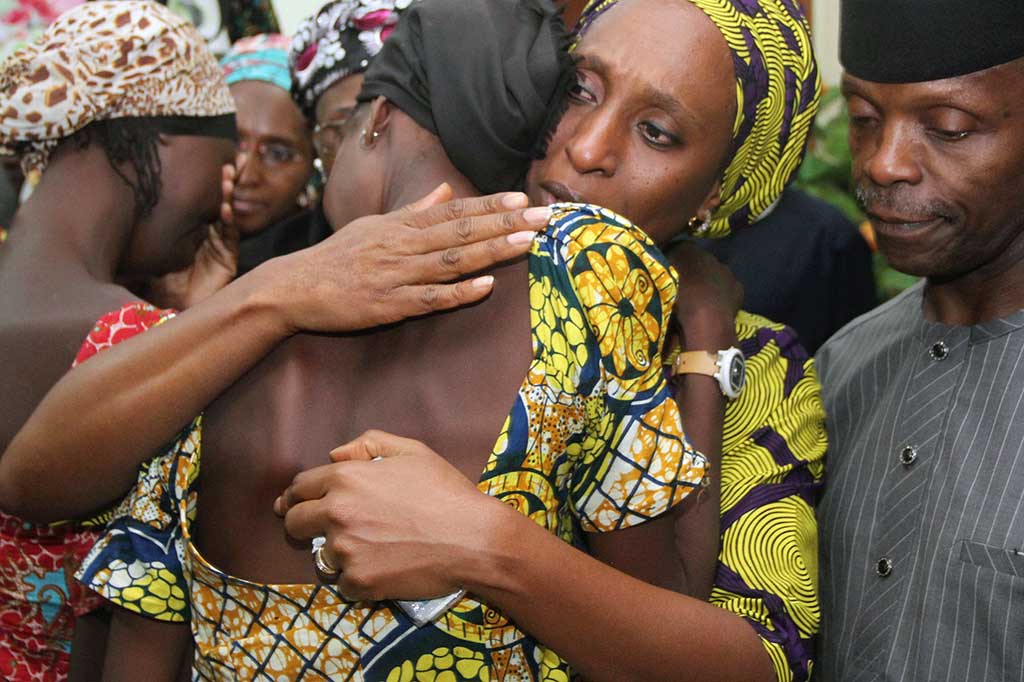 Istri Wapres Nigeria Dolapo (tengah) menghibur salah satu dari 21 gadis Chibok yang dibebaskan.
