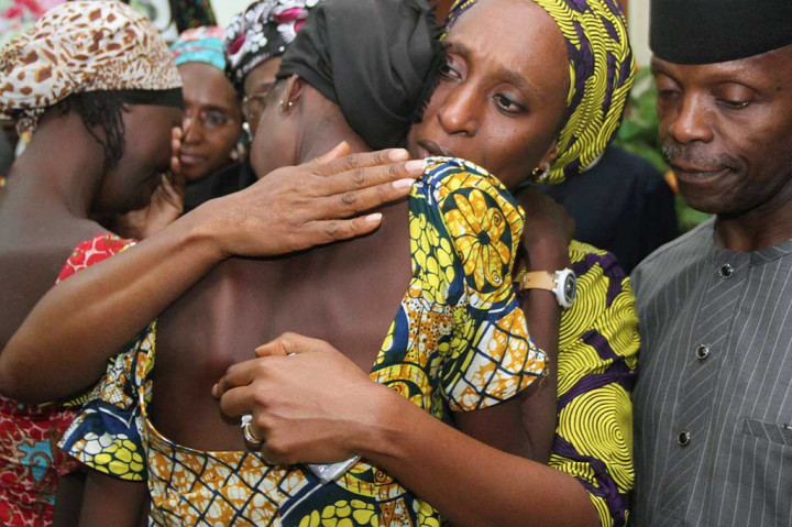 Istri Wapres Nigeria Dolapo (tengah) menghibur salah satu dari 21 gadis Chibok yang dibebaskan.