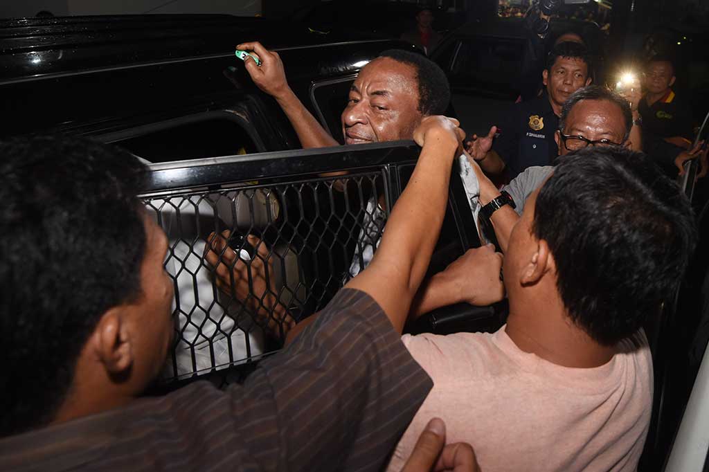 Petugas menggiring WNA yang tidak memiliki paspor ke mobil untuk selanjutnya dibawa ke kantor imigrasi.