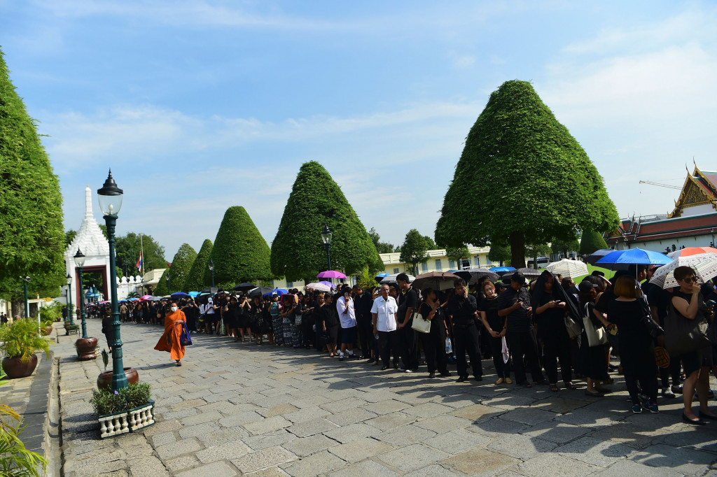 Rakyat Thailand beri penghormatan terakhir untuk Raja Raja Bhumibol Adulyadej di Grand Palace, Bangkok, Jumat (14/10/2016)