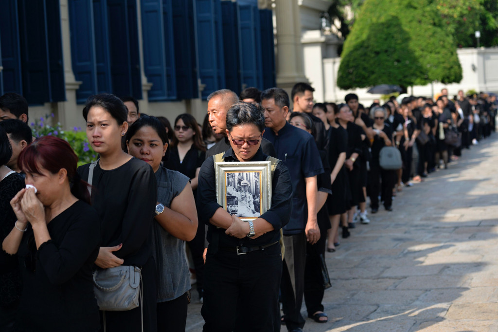 Seorang wanita memeluk foto Raja Bhumibol Adulyadej