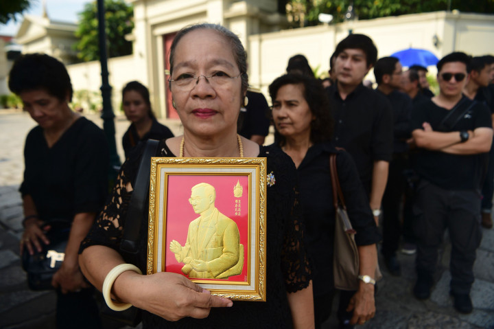 Sebagai tokoh pemersatu negaranya, Raja Bhumibol sangat dicintai rakyatnya