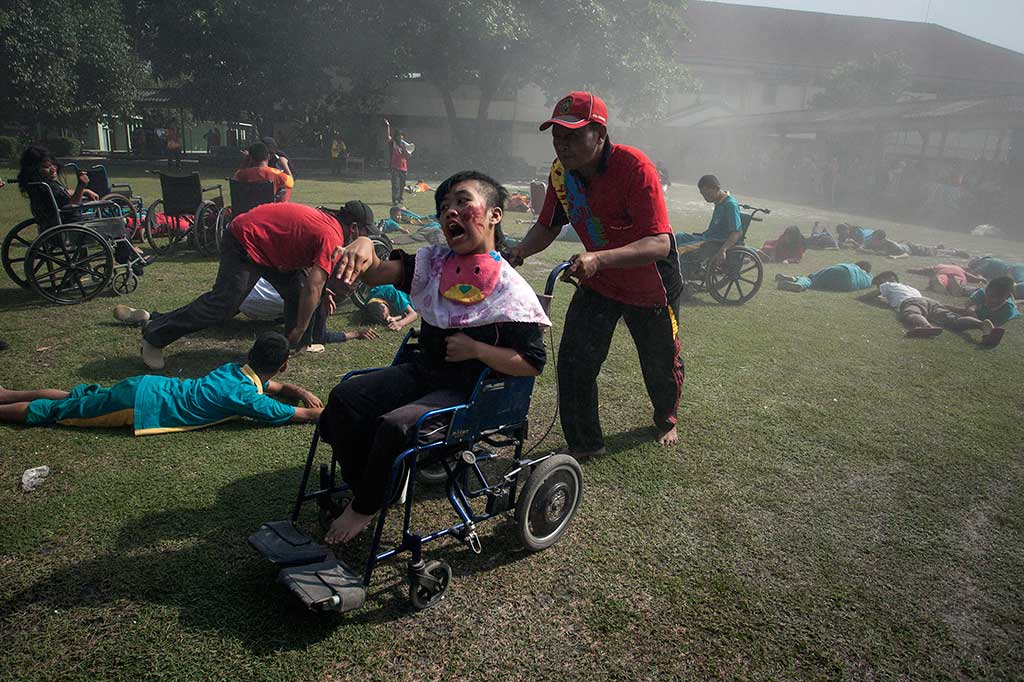 Petugas mengevakuasi pelajar berkebutuhan khusus saat simulasi penanganan korban bencana angin puting beliung di Sekolah Luar Biasa (SLB) N 1 Bantul, Yogyakarta, Jumat.