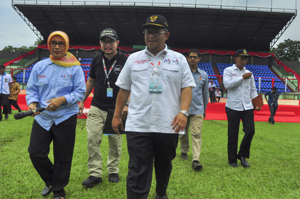 Gubernur Jawa Barat, Ahmad Heryawan (tengah) melihat persiapan pembukaan Peparnas XV di Stadion Siliwangi Bandung, Jawa Barat, Jumat (14/10/2016)