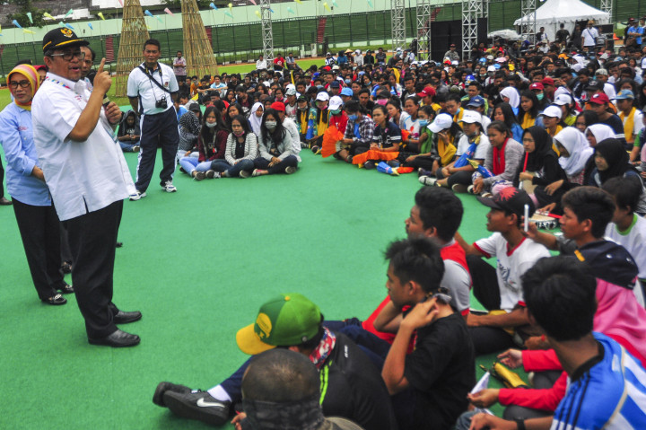 Gubernur Jawa Barat, Ahmad Heryawan (kedua kiri) memberikan semangat kepada para penari saat meninjau persiapan pembukaan Peparnas XV di Stadion Siliwangi Bandung, Jawa Barat, Jumat (14/10/2016)