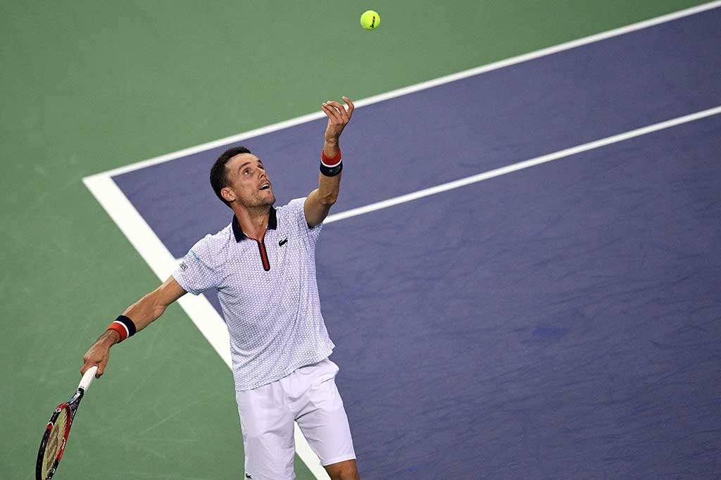 Roberto Bautista Agut bersiap melakukan servis ke arah Jo-Wilfried Tsonga.