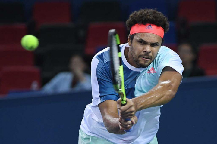 Tsonga berusaha mengembalikan bola ke arah Bautista.