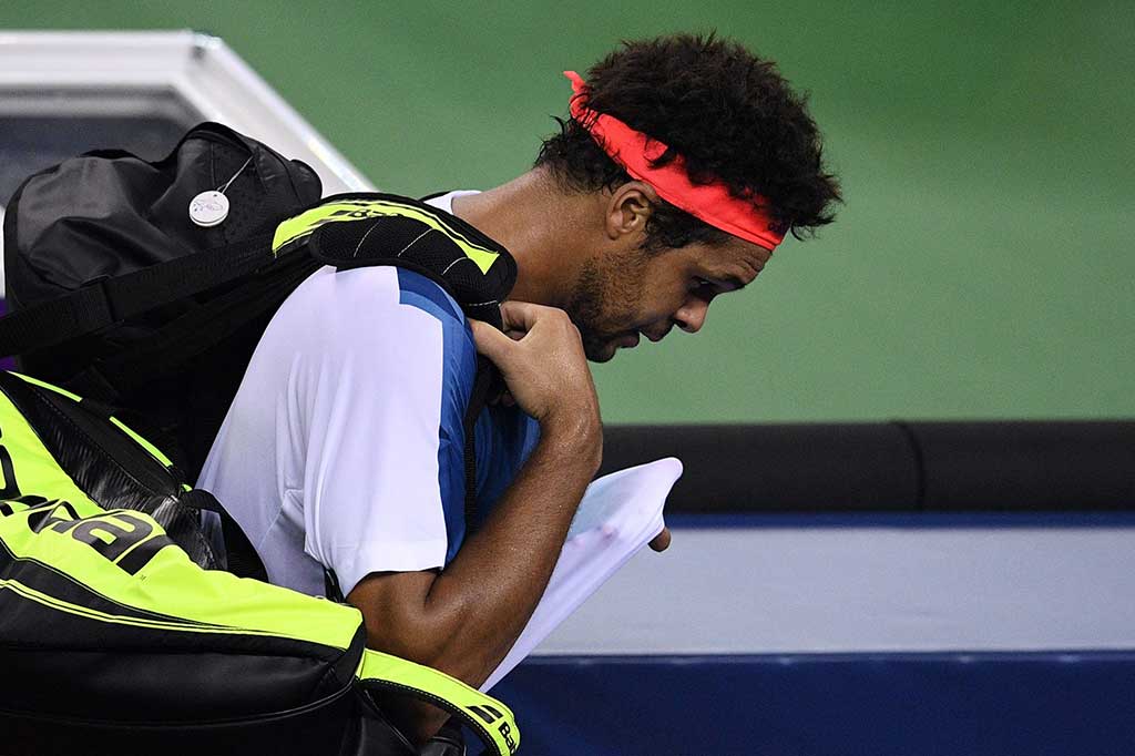 Tsonga berjalan keluar dari lapangan.