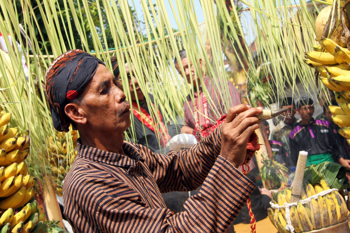 Sesepuh adat melaksanakan ritual jamasan atau memandikan tombak pusaka Kanjeng Kiai Upas di Pendopo Kepatihan, Tulungagung, Jawa Timur, Jumat (14/10/2016)