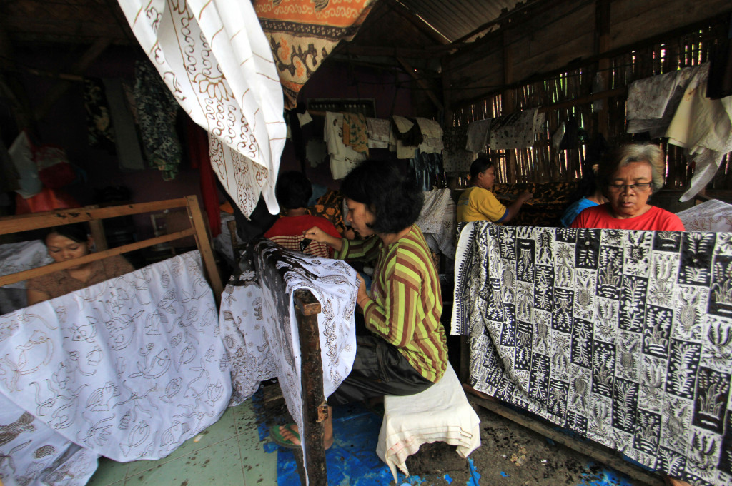 Perajin membuat pesanan batik tulis di Paoman, Indramayu, Jawa Barat, Jumat (14/10/2016)
