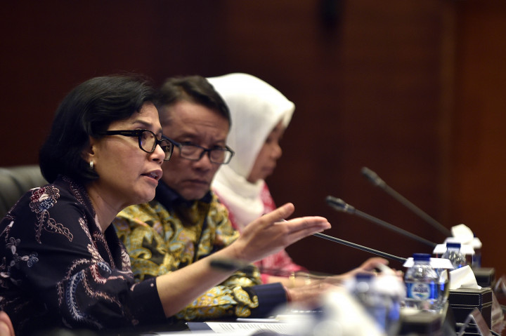 Menkeu Sri Mulyani (kiri) didampingi Dirjen Pajak Ken Dwijugiasteadi (tengah) menyampaikan pencapaian realisasi dan evaluasi program pengampunan pajak periode pertama di Kementerian Keuangan, Jakarta, Jumat (14/10/2016)