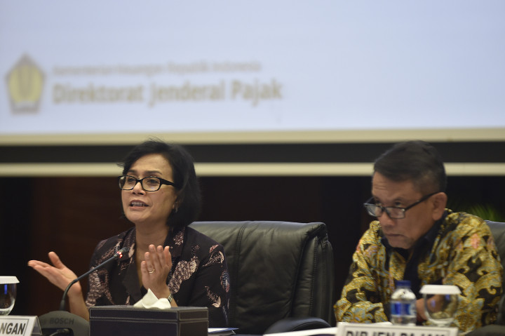 Menkeu Sri Mulyani (kiri) didampingi Dirjen Pajak Ken Dwijugiasteadi (kanan) menyampaikan pencapaian realisasi dan evaluasi program pengampunan pajak periode pertama di Kementerian Keuangan, Jakarta, Jumat (14/10/2016)