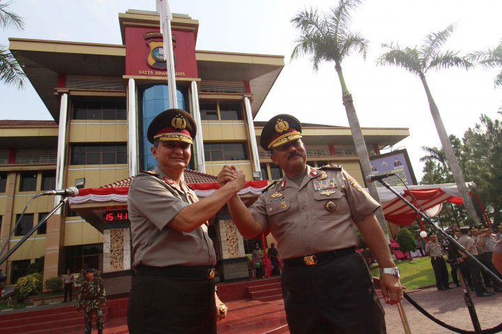 Kapolda Sumut Irjen Pol Rycko Amelza Dahniel (kiri) melakukan salam komando dengan Kapolda Sumut yang lama Irjen Pol Raden Budi Winarso usai Sertijab di Mapolda Sumut, Medan, Sumatera Utara, Jumat (14/10/2016).