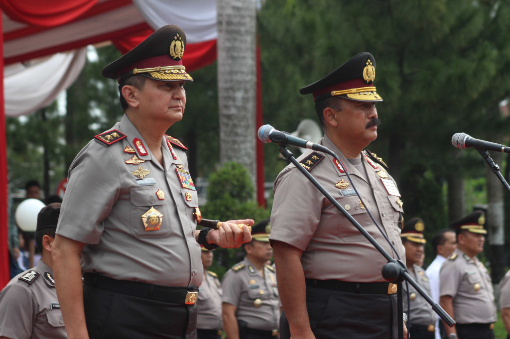 Kapolda Sumut Irjen Pol Rycko Amelza Dahniel (kiri) bersama Kapolda Sumut yang lama Irjen Pol Raden Budi Winarso mengikuti upacara Sertijab di Mapolda Sumut, Medan, Sumatera Utara, Jumat (14/10/2016).