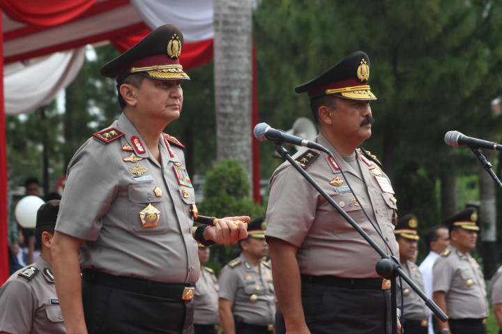 Kapolda Sumut Irjen Pol Rycko Amelza Dahniel (kiri) bersama Kapolda Sumut yang lama Irjen Pol Raden Budi Winarso mengikuti upacara Sertijab di Mapolda Sumut, Medan, Sumatera Utara, Jumat (14/10/2016).
