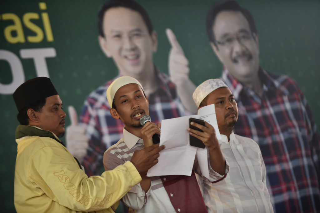 Perwakilan Aliansi Santri Peduli Demokrasi membacakan pernyataan sikap terkait Pilkada DKI Jakarta di Tim Pemenangan Rumah Lembang, Jakarta, Jumat (14/10/2016)