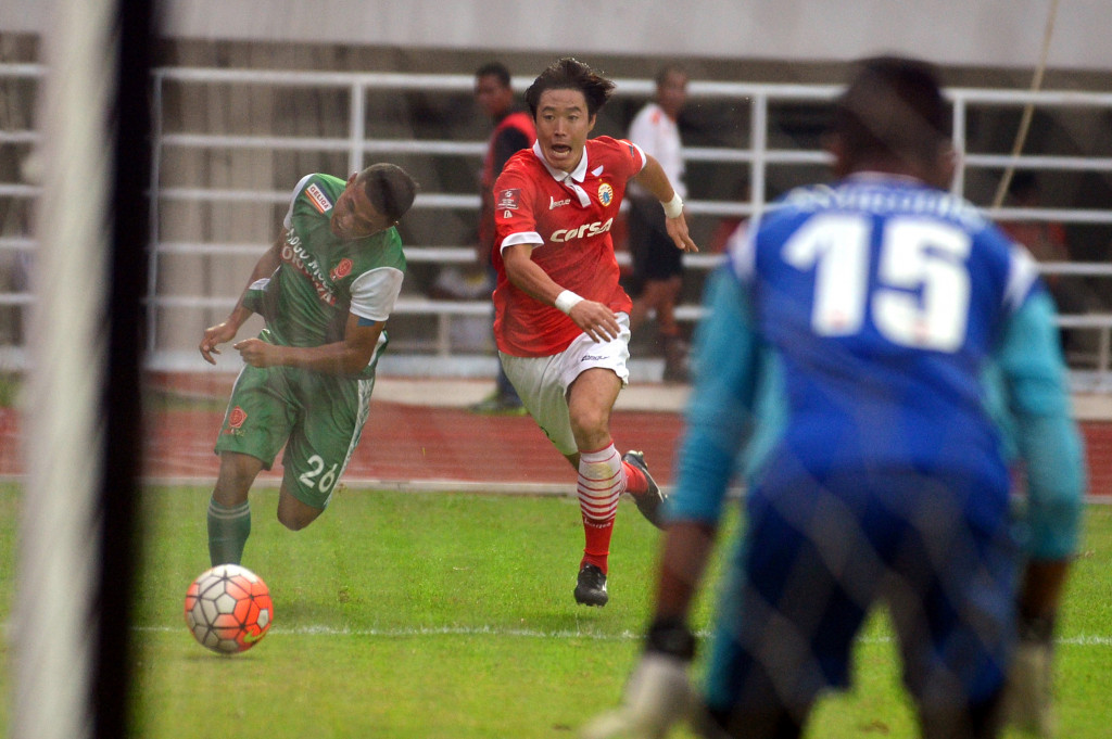 Pesepak bola Persija Soonhak Hong (tengah) berebut bola dengan pesepak bola PS TNI Wanda Syahputra (kiri) di Stadion Pakansari, Cibinong, Jawa Barat, Jumat (14/10/2016).