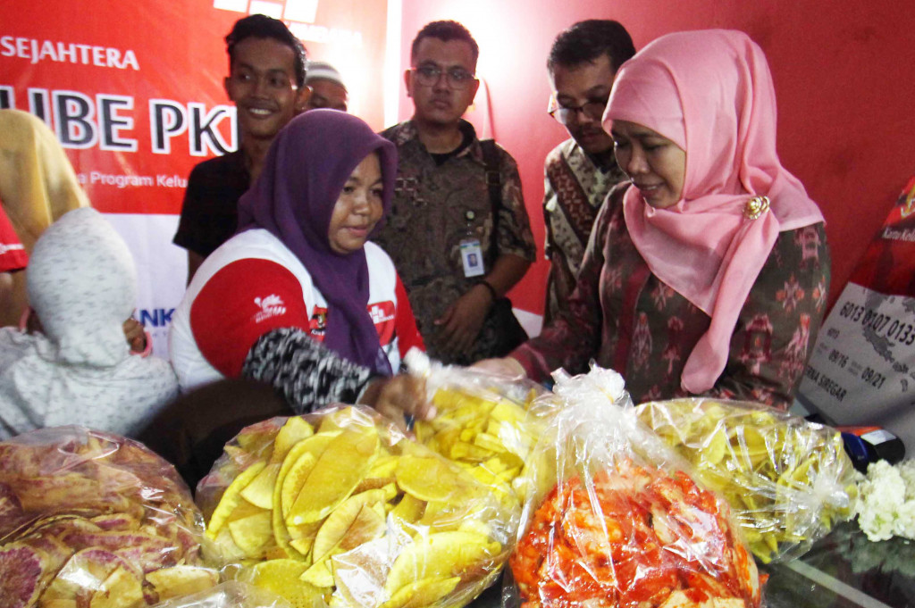 Mensos Khofifah Indar Parawansa (kanan) membeli produk makanan milik warga saat meluncurkan program e-Warong KUBE PKH di Medan, Sumatera Utara, Jumat (14/10/2016)