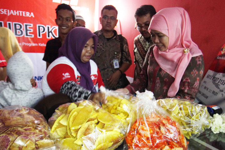 Mensos Khofifah Indar Parawansa (kanan) membeli produk makanan milik warga saat meluncurkan program e-Warong KUBE PKH di Medan, Sumatera Utara, Jumat (14/10/2016)