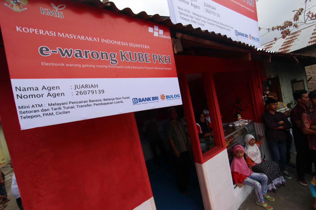 Sejumlah warga berada di dalam gerai e-Warong KUBE PKH saat peluncuran di Medan, Sumatera Utara, Jumat (14/10/2016)