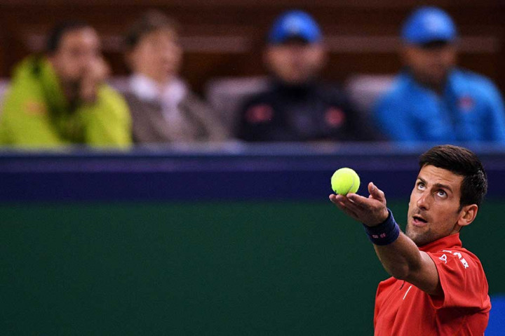 Novak Djokovic melancarkan servis ke arah Mischa Zverev.