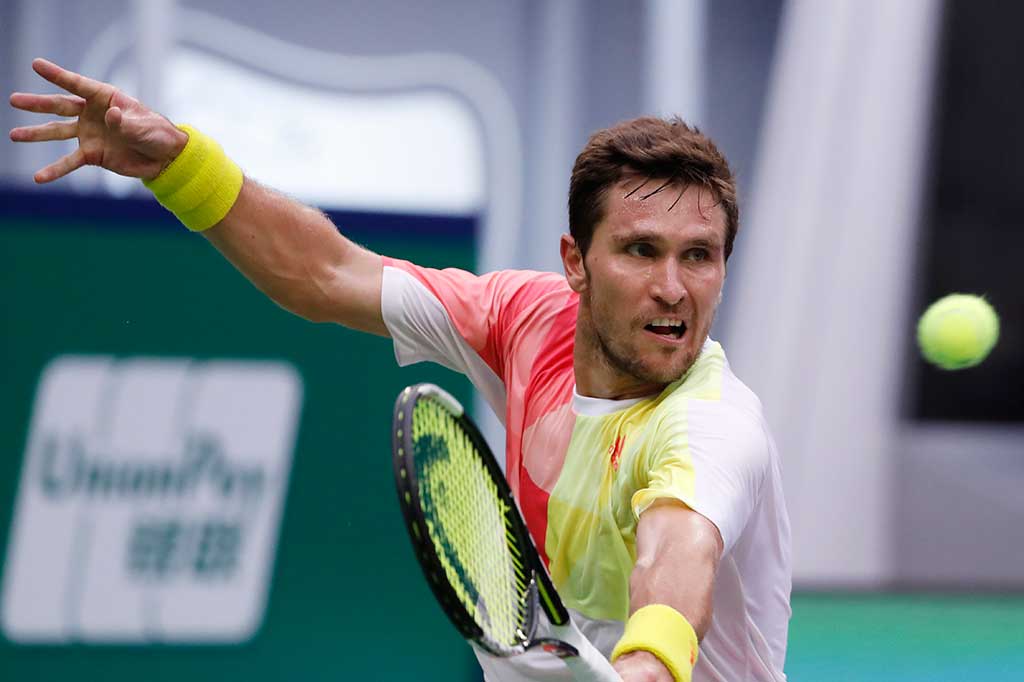 Zverev berusaha mengembalikan bola ke arah Djokovic.