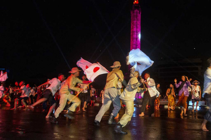 Para 'pejuang' berupaya melumpuhkan 'tentara Jepang' dalam drama perjuangan memperingati kisah Pertempuran Lima Hari di Semarang, di kawasan Tugu Muda Semarang.
