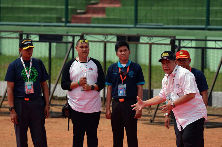 Wakil Gubernur Jawa Barat Deddy Mizwar (kanan) berbincang dengan panitia penyelenggara saat menghadiri gladi bersih pembukaan Pekan Paralimpik Nasional (Peparnas) XV 2016 di Stadion Siliwangi, Bandung.