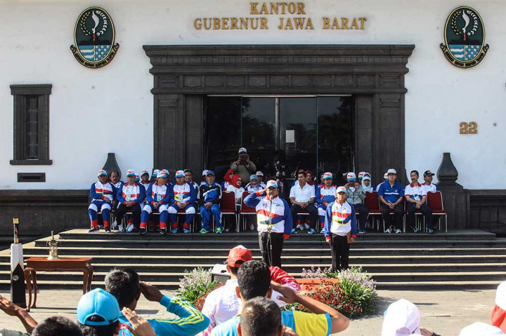 Gubernur Jawa Barat Ahmad Heryawan (tengah) menjadi pembina upacara pada acara Pelepasan Kirab Peparnas XV Jawa Barat 2016 di halaman Gedung Sate, Bandung, Sabtu.