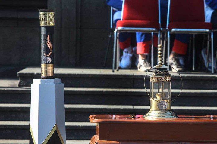 Obor dan lentera yang akan digunakan untuk kirab Api Peparnas XV disiapkan pada acara Pelepasan Kirab Peparnas XV Jawa Barat 2016 di halaman Gedung Sate, Bandung.