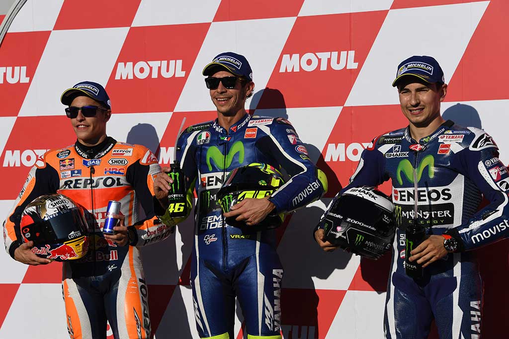 Rossi mencatat waktu 1 menit 43.954 detik, sementara Marquez tertinggal 0.180 detik, dan Lorenzo selisih 0.267 detik dari Rossi.