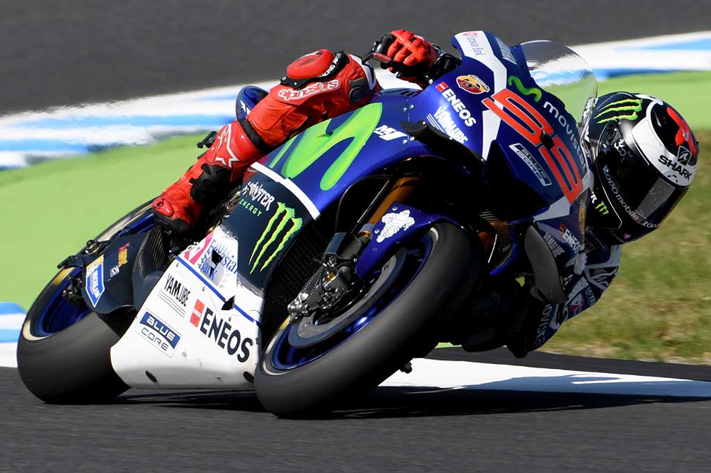 Sementara Jorge Lorenzo yang sempat jatuh di sesi latihan bebas ketiga berhasil menempati urutan ketiga.