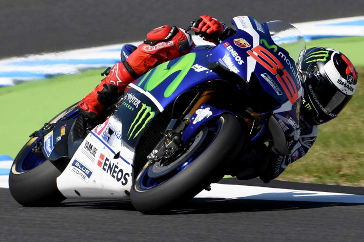 Sementara Jorge Lorenzo yang sempat jatuh di sesi latihan bebas ketiga berhasil menempati urutan ketiga.