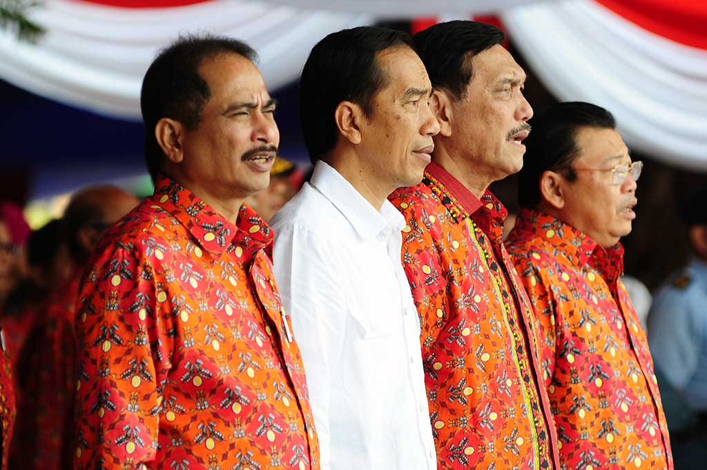 Presiden Joko Widodo didampingi Menko Kemaritiman Luhut Binsar Pandjaitan (kedua kanan), Menteri Pariwisata Arief Yahya (kiri) dan Gubernur Kalbar Cornelis (kanan) menghadiri pembukaan Sail Karimata 2016 di Pantai Pulau Datok, Kecamatan Sukadana, Kayong Utara, Kalbar, Sabtu.