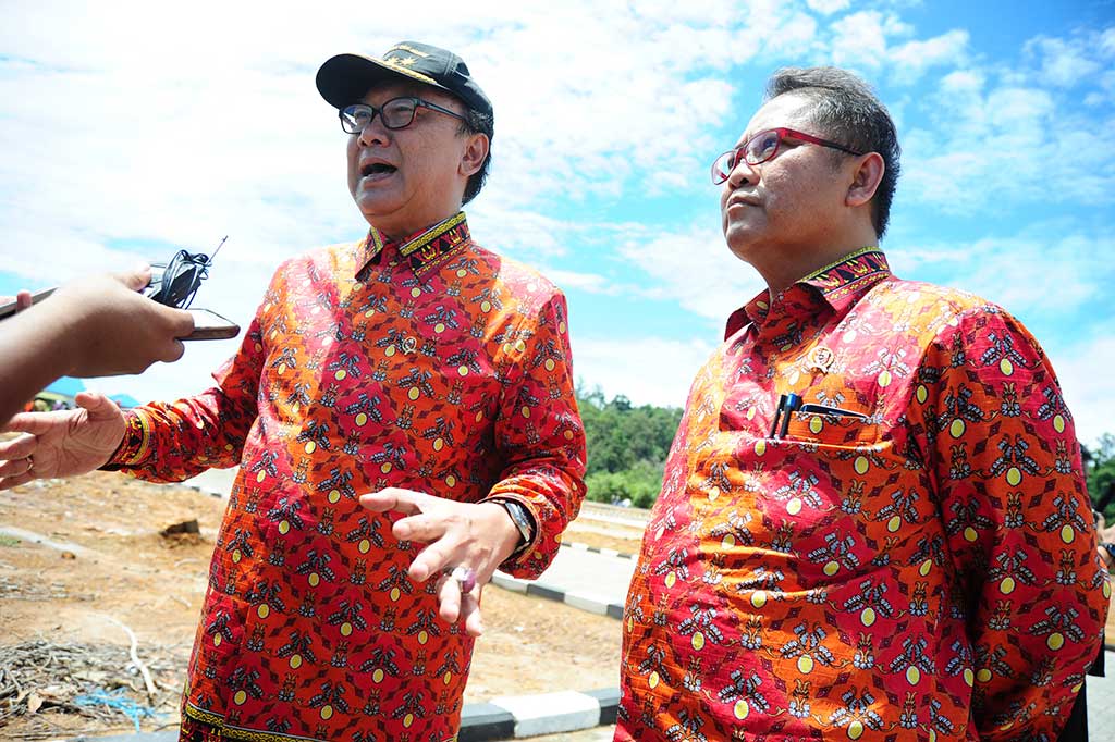 Mendagri Tjahjo Kumolo (kiri) bersama Menkominfo Rudiantara menjawab pertanyaan wartawan usai pembukaan Sail Karimata 2016.