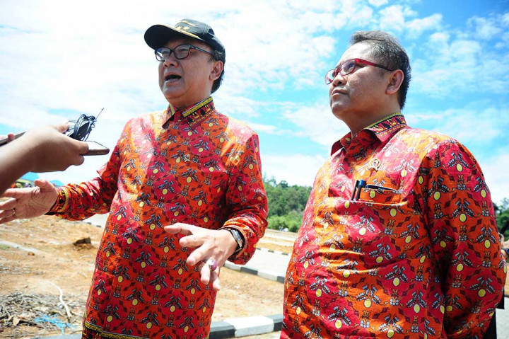 Mendagri Tjahjo Kumolo (kiri) bersama Menkominfo Rudiantara menjawab pertanyaan wartawan usai pembukaan Sail Karimata 2016.
