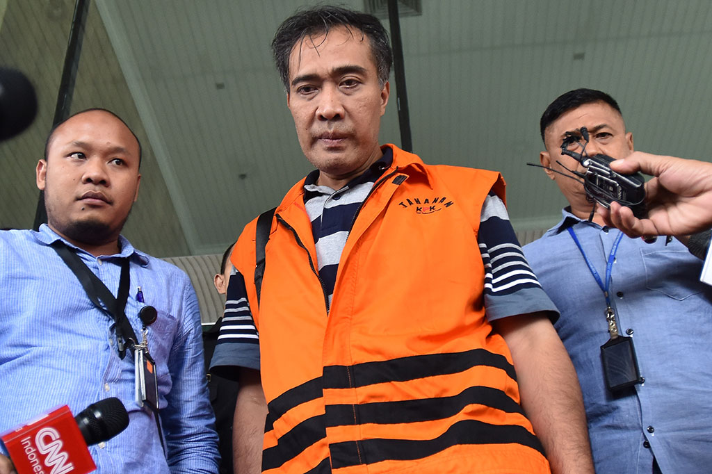Ketua Komisi A DPRD Kebumen Yudi Tri Hartanto mengenakan baju tahanan usai menjalani pemeriksaan.