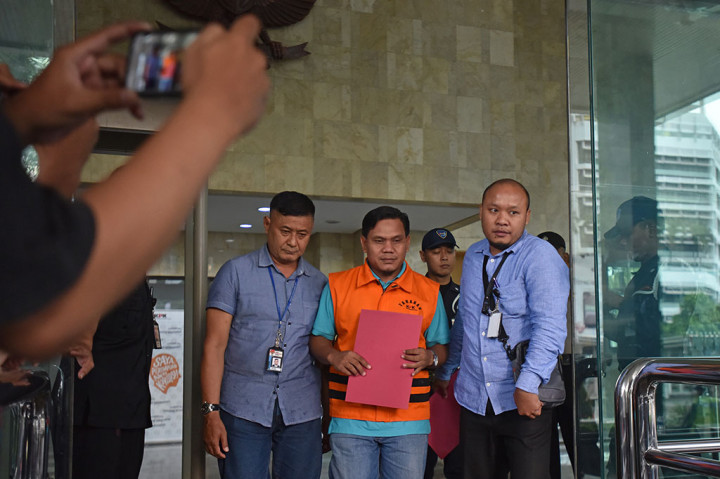 PNS Dinas Pariwisata dan Kebudayaan Kabupaten Kebumen, Jateng, Sigit Widodo bergegas usai menjalani pemeriksaan.