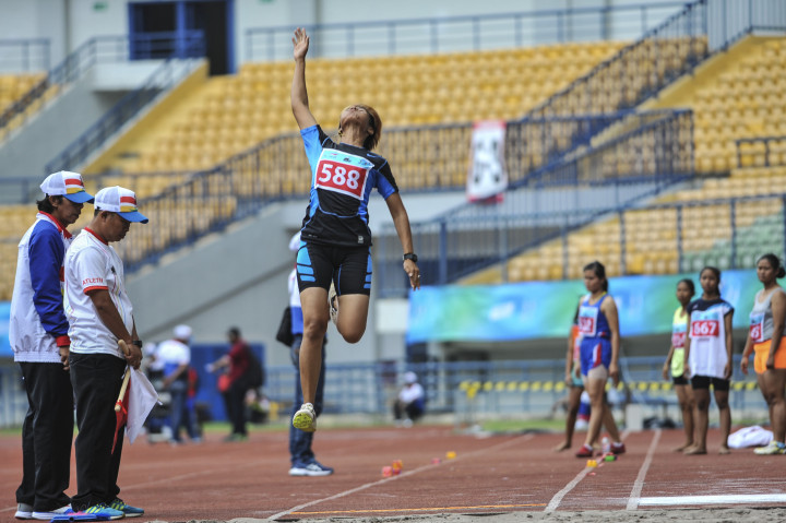 Atlet Paralimpik Lompat Jauh asal Sumsel Rica Oktavia melakukan lompatan pada final lompat jauh klasifikasi F20 Putri Peparnas XV di Stadion Gelora Bandung Lautan Api, Bandung, Minggu (16/10/2016)