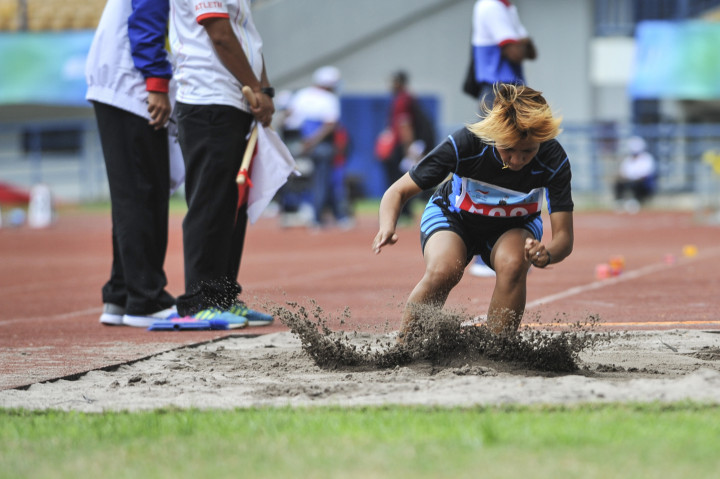 Atlet Paralimpik Lompat Jauh asal Sumsel Rica Oktavia melakukan lompatan pada final lompat jauh klasifikasi F20 Putri Peparnas XV di Stadion Gelora Bandung Lautan Api, Bandung, Minggu (16/10/2016)