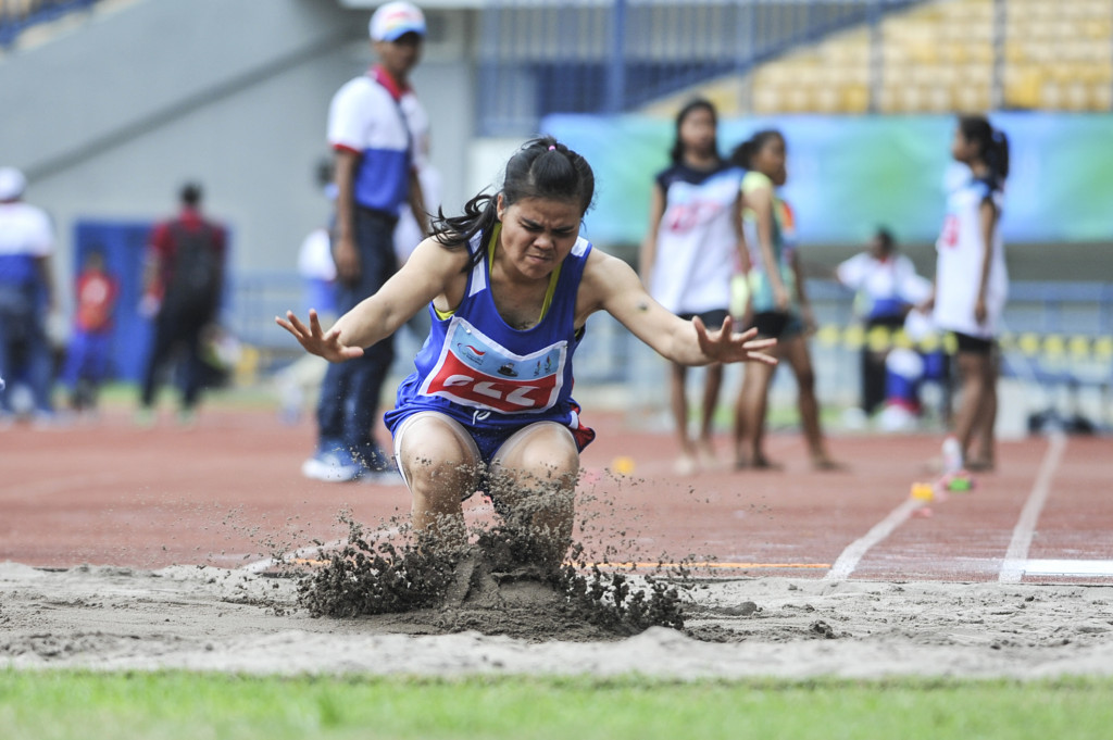 Atlet Paralimpik Lompat Jauh asal Sumut Emestin Sinaga melakukan lompatan pada final lompat jauh klasifikasi F20 Putri Peparnas XV di Stadion Gelora Bandung Lautan Api, Bandung, Minggu (16/10/2016).