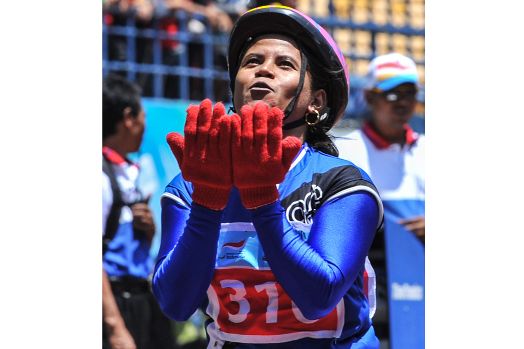 Atlet Paralimpik Balap Kursi Roda asal Kalsel Mulyani (kiri) melakukan selebrasi saat memasuki garis finis pada pertandingan atletik balap kursi roda 400 meter Peparnas XV di Stadion Gelora Bandung Lautan Api, Bandung, Minggu (16/10/2016)