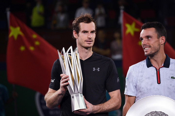 Andy Murray (kiri) meraih gelar ketiga di Shanghai Masters 2016 usai mengalahkan petenis Spanyol Roberto Bautista Agut