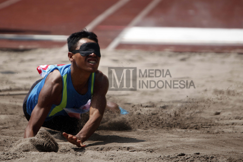 Para atlet difabel mengikuti pertandingan cabang olahraga atletik berbagai nomor dan klasifikasi pada Peparnas XV/2016 Jabar di Stadion GBLA, Bandung, Minggu (16/10/2016).